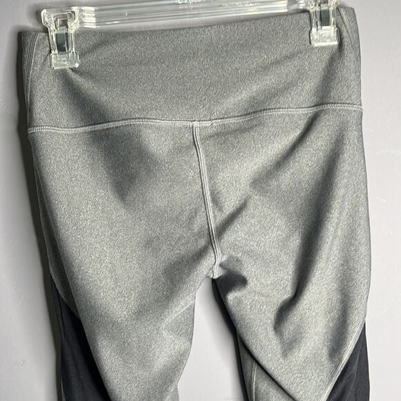 Under Armour Gray and Black Compression Cropped Leggings Size Medium - Picture 5 of 7